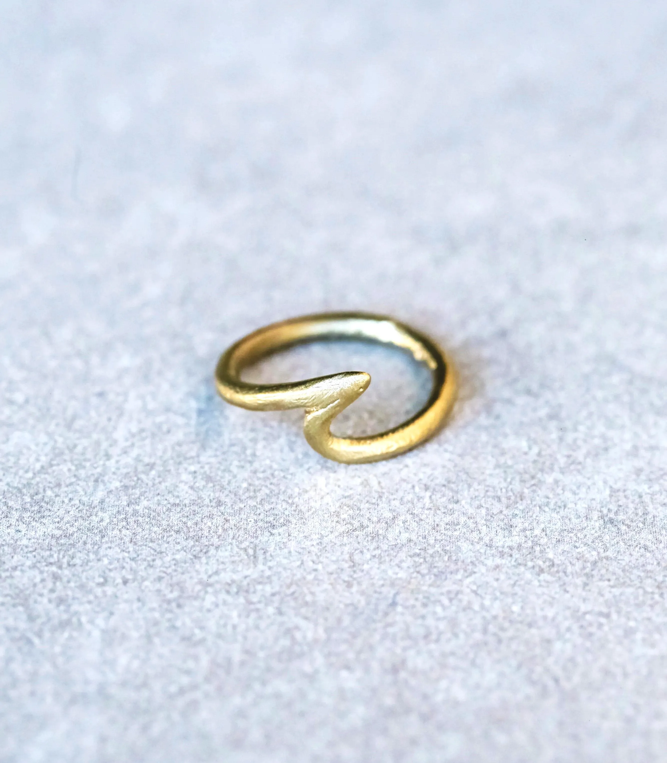 Lwok Sbu Wave Ring